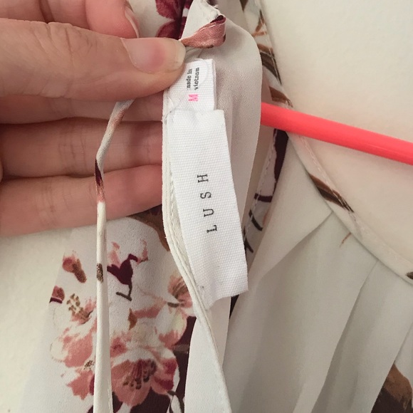 NWOT Beautiful floral Francesca’s top - Picture 3 of 3